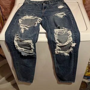 American Eagle Mom Jeans. High waisted. Size 4 x-Long